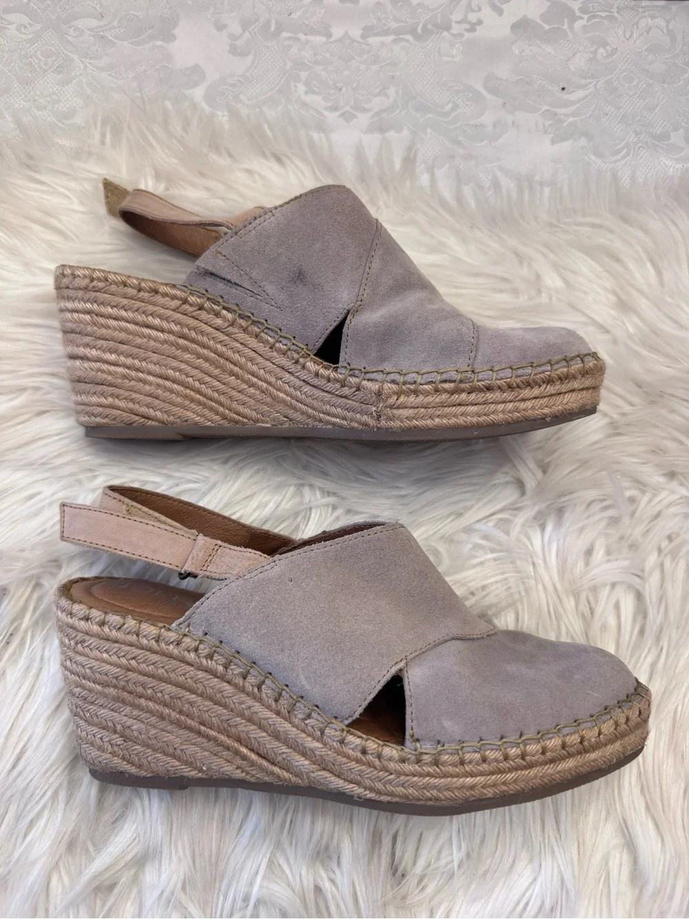 Born Size 9 Closed Toe Slingback Wedge Espadrille Heels Comfort Shoe Suede